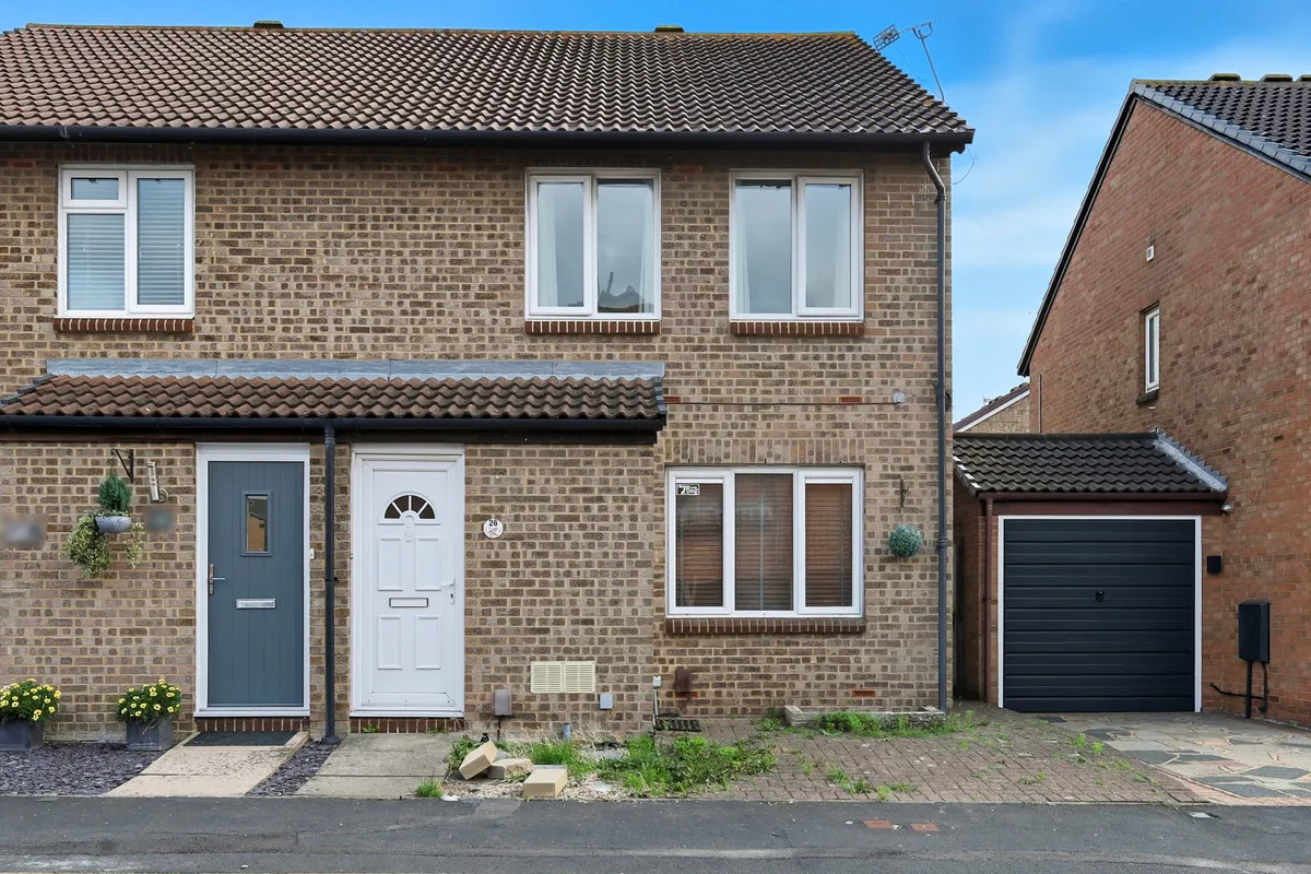 1 bed flat for sale — Camellia Close, Romford, Harold Wood, RM3 0XW