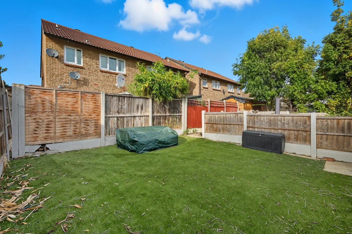 Camellia Close, Romford, Harold Wood, RM3 0XW, photo 4