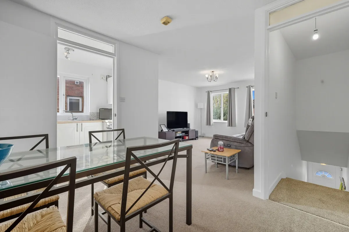 Camellia Close, Romford, Harold Wood, RM3 0XW, photo 2