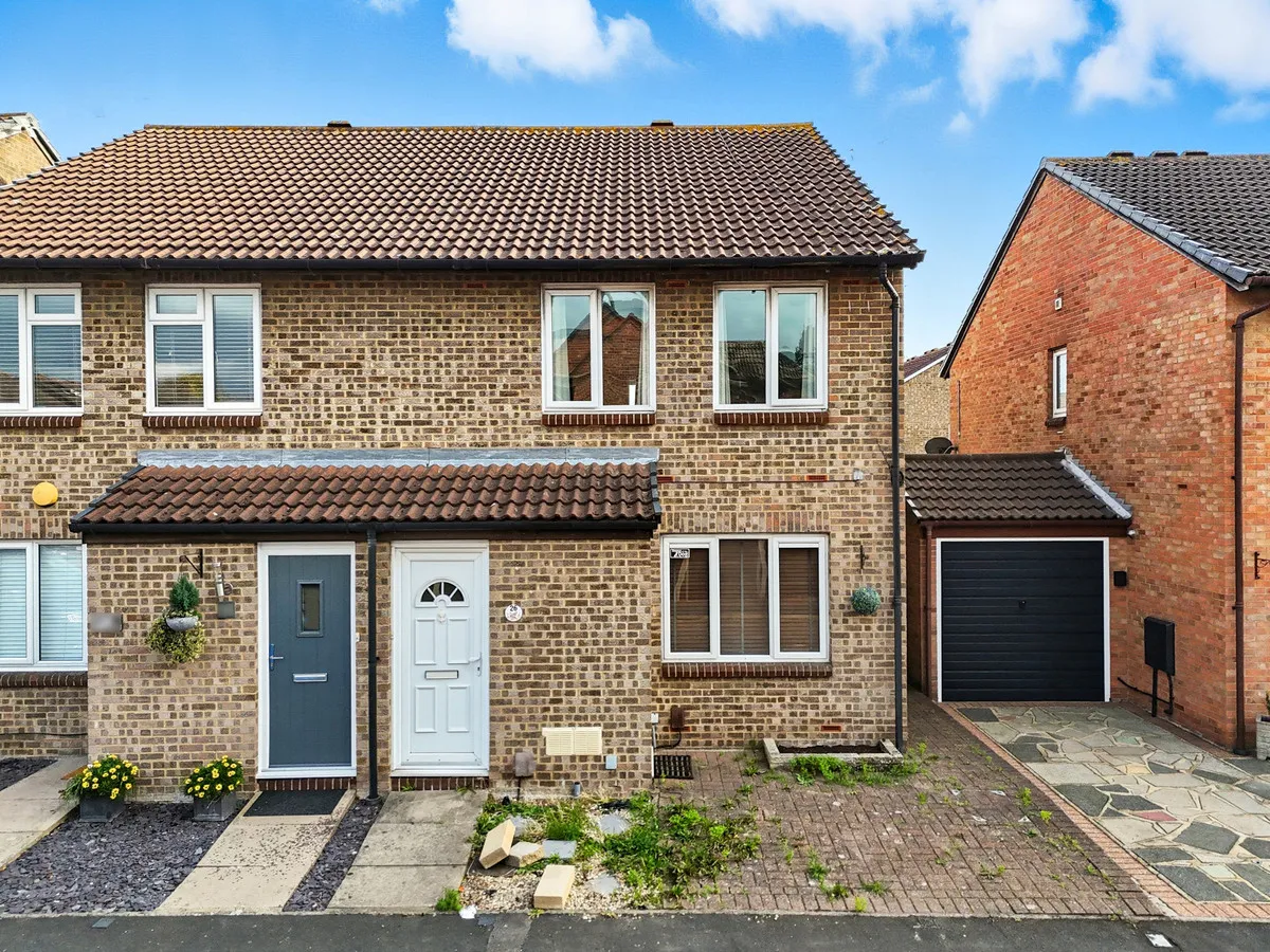 Camellia Close, Romford, Harold Wood, RM3 0XW, photo 6
