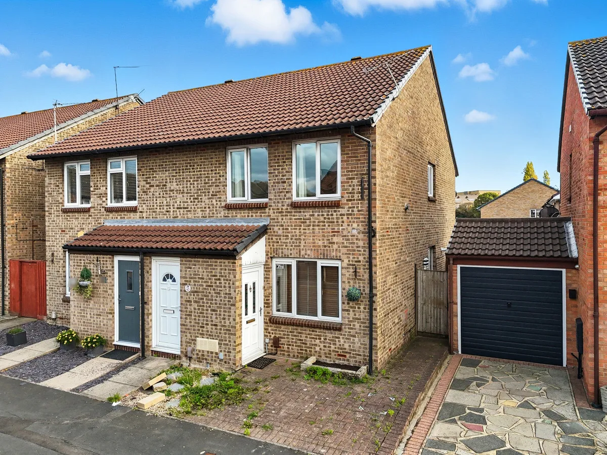 Camellia Close, Romford, Harold Wood, RM3 0XW, photo 17