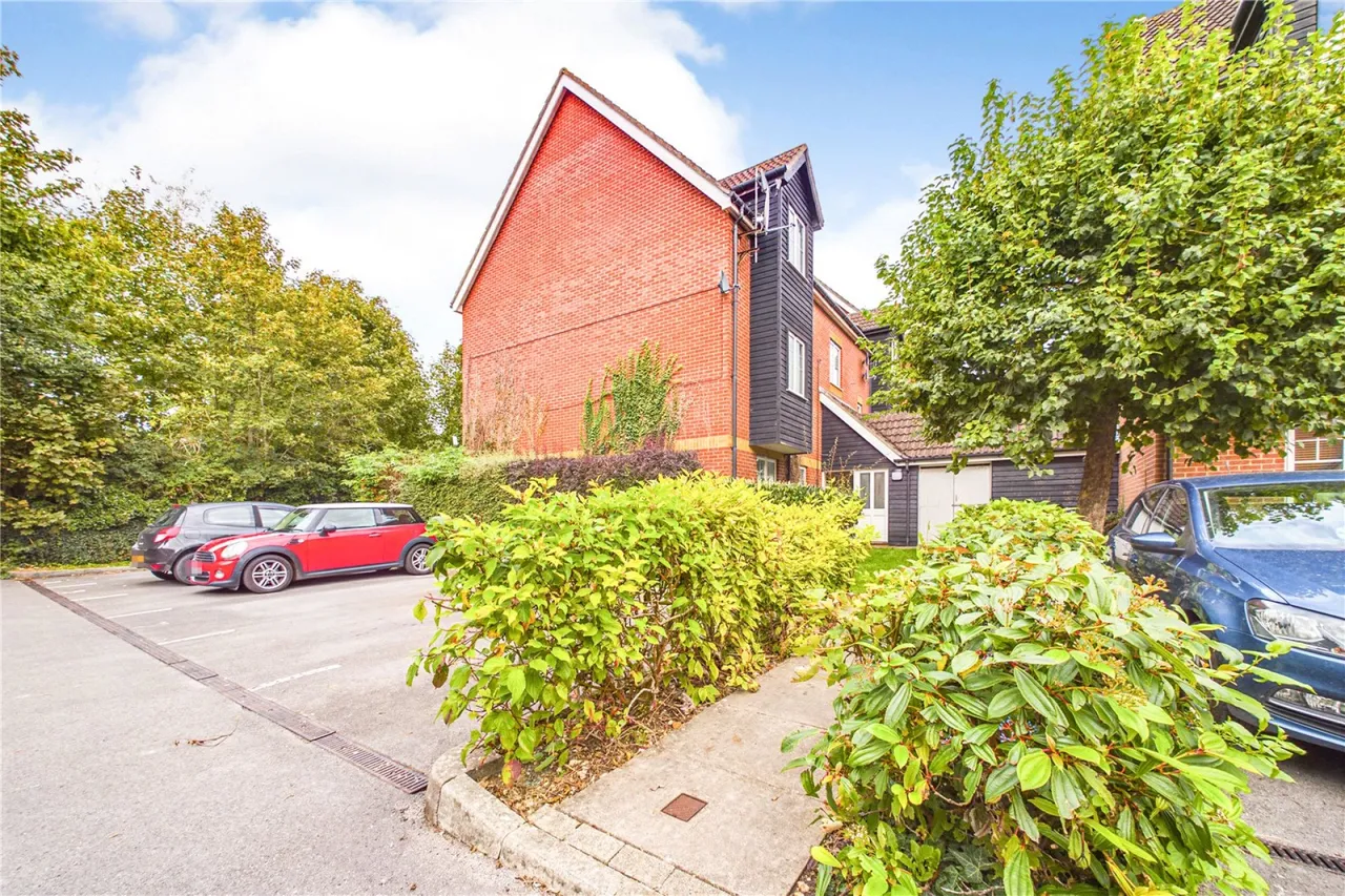 2 bed flat to rent, Gould Close, Newbury, RG14