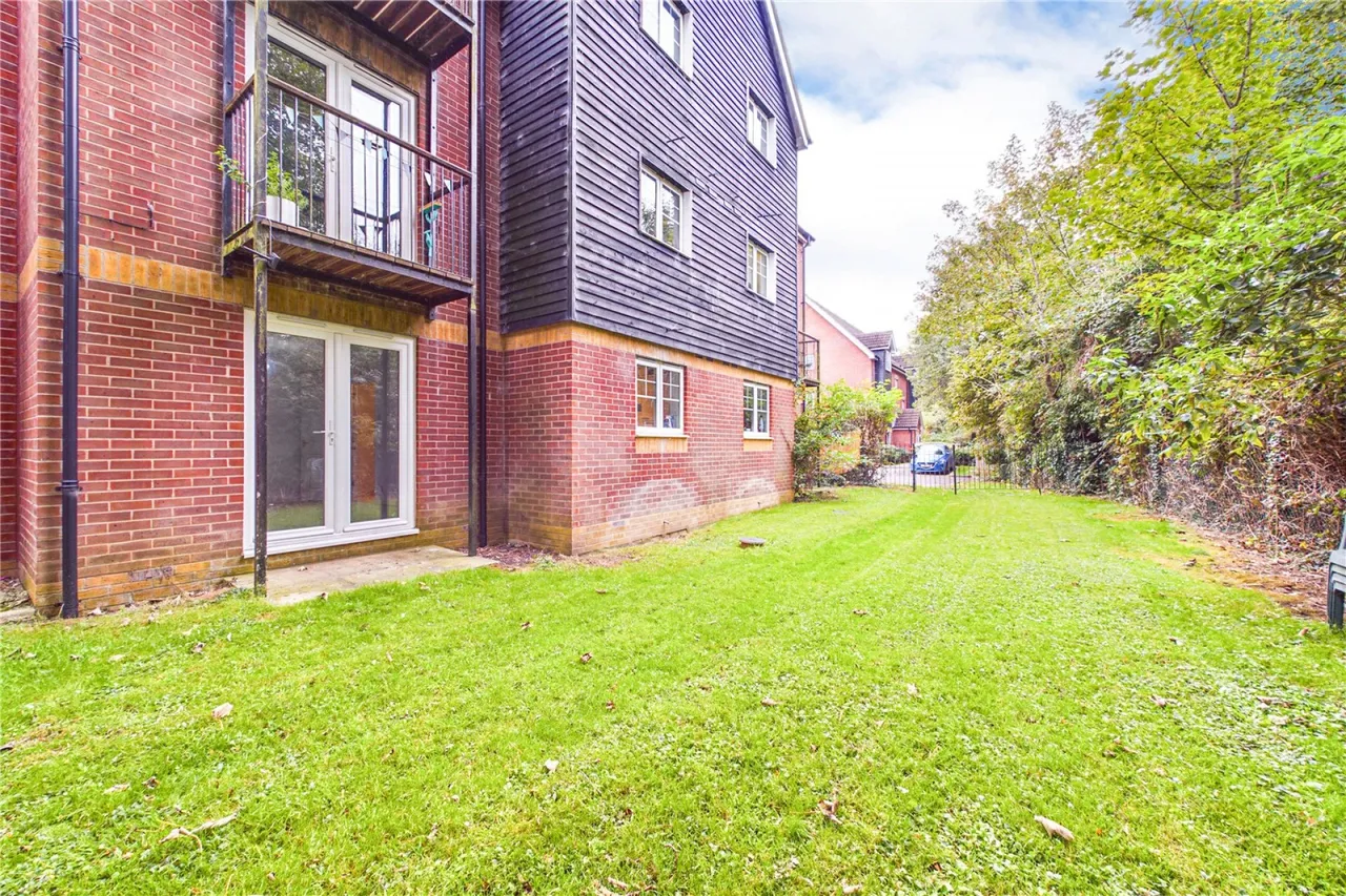Gould Close, Newbury, RG14, photo 9