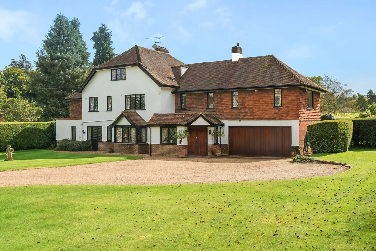 6 bed house for sale — Guildford Road, Effingham, KT24