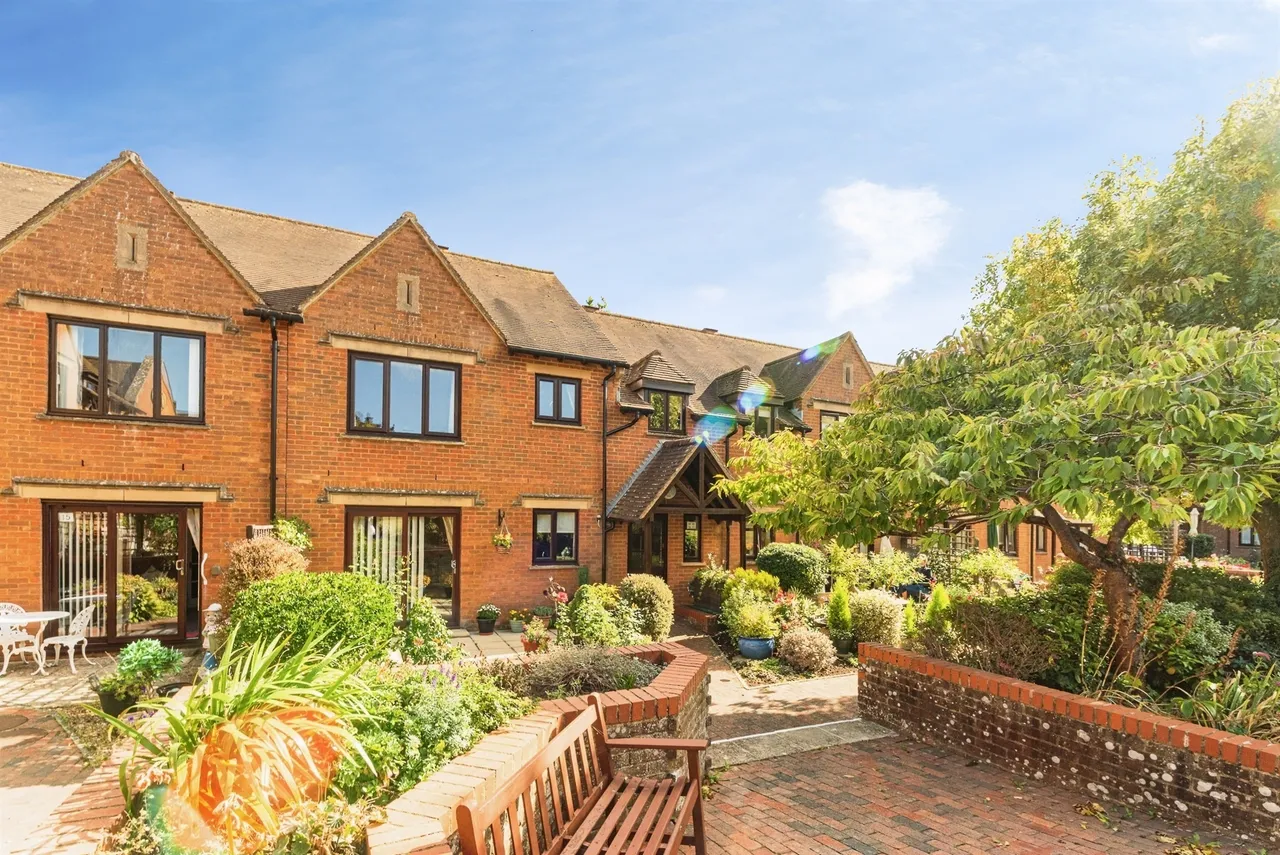 1 bed flat for sale, Parsonage Court, Highworth, SN6