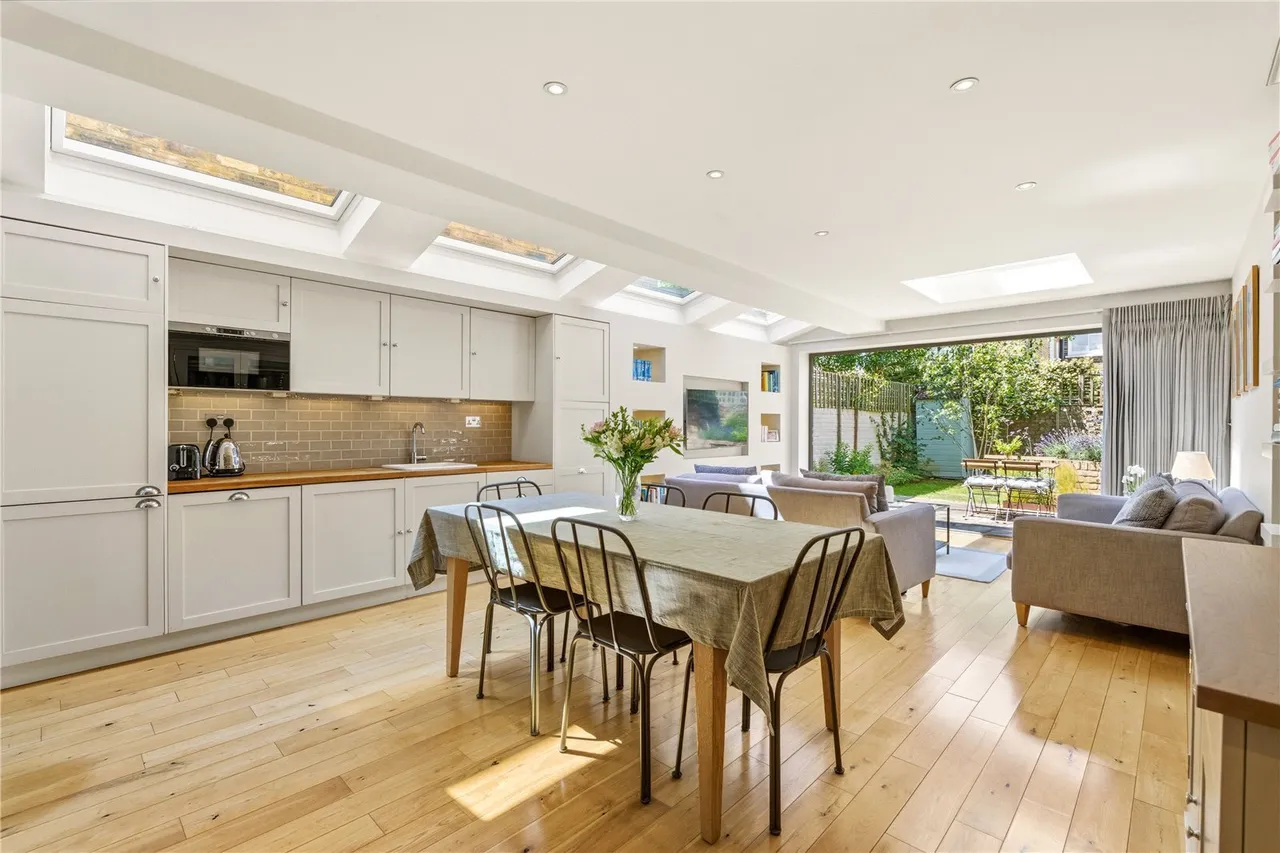 2 bed flat for sale, Grandison Road, London, SW11