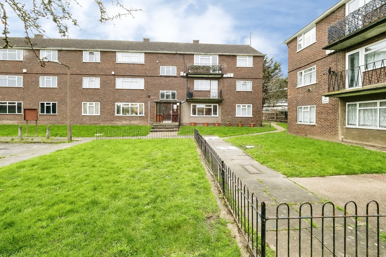 2 bed flat for sale — Stirling Close, Rainham, RM13