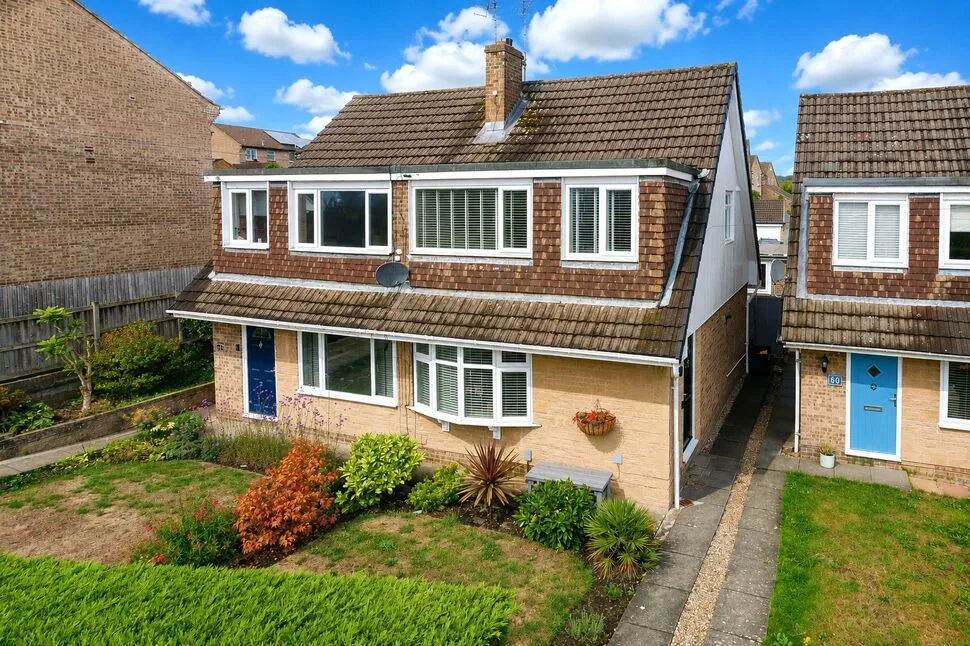 3 bed house for sale — Langley Lane, Baildon, West Yorkshire, BD17