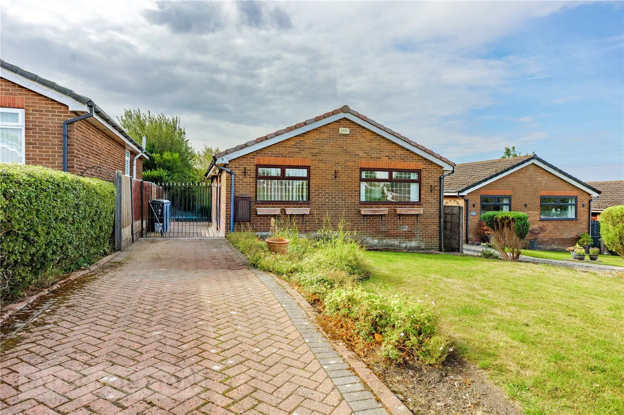 Falkland Close, Moorside, OL4, photo 3