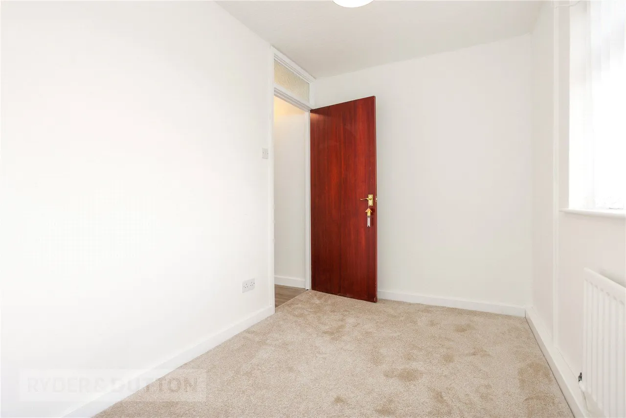 Falkland Close, Moorside, OL4, photo 15