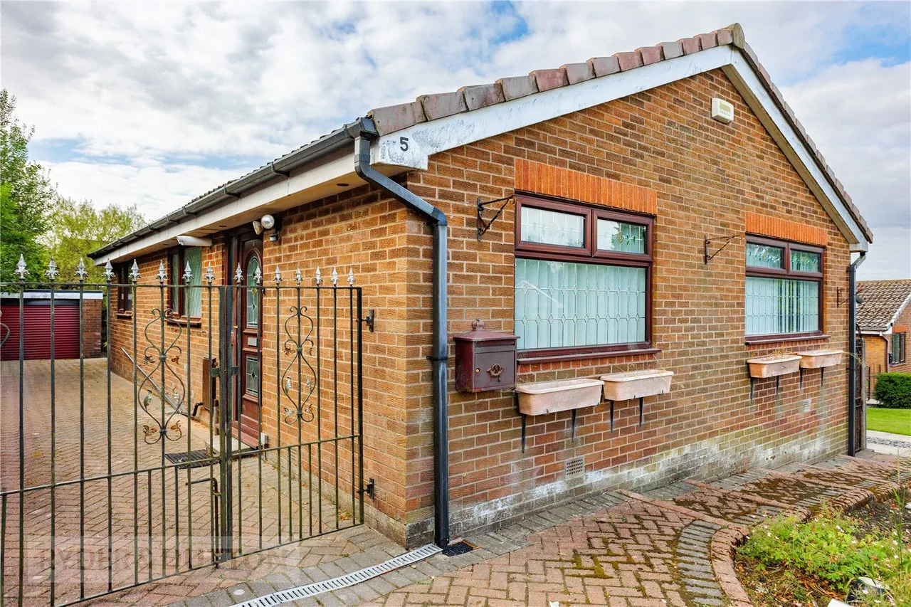 3 bed house for sale, Falkland Close, Moorside, OL4