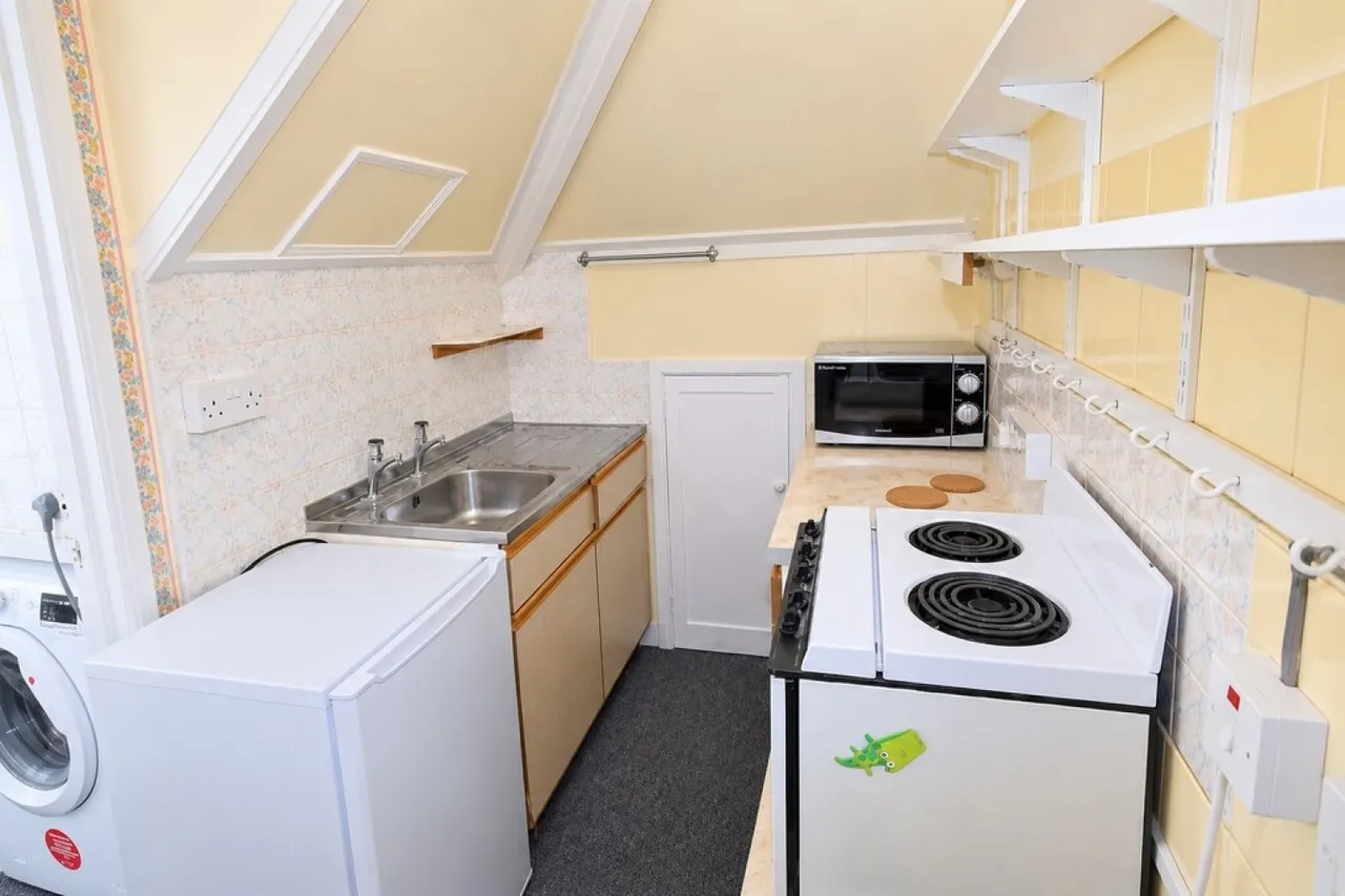 22a Carlton Road South, photo 3