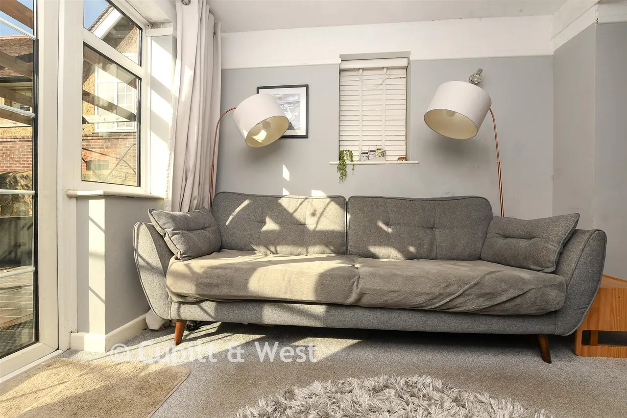 Clarence Walk, Meadvale, RH1, photo 9
