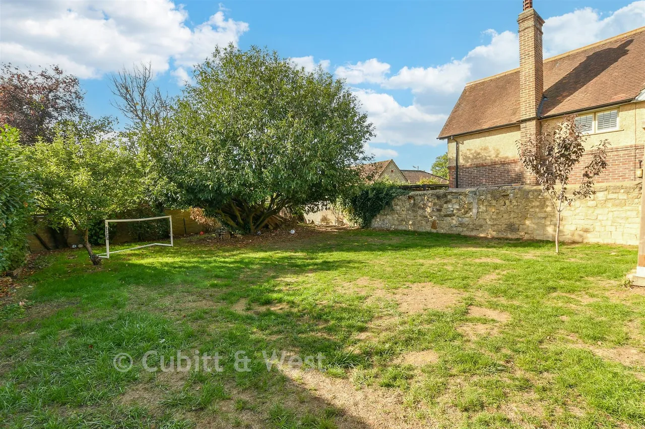 Clarence Walk, Meadvale, RH1, photo 11