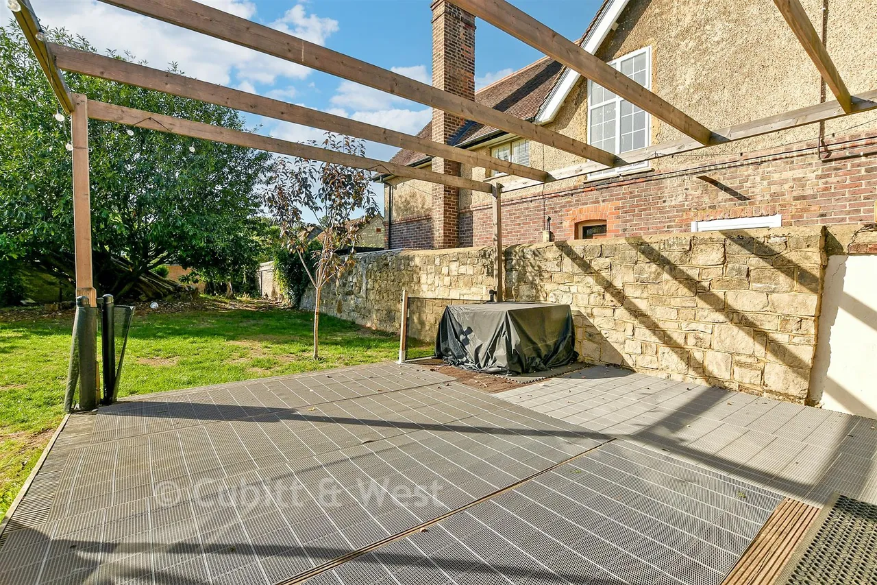 Clarence Walk, Meadvale, RH1, photo 10