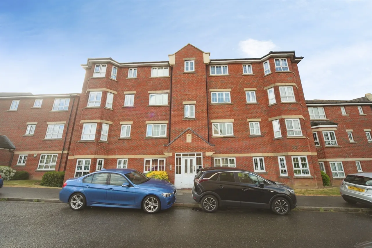 2 bed flat for sale — Watling Gardens, Dunstable