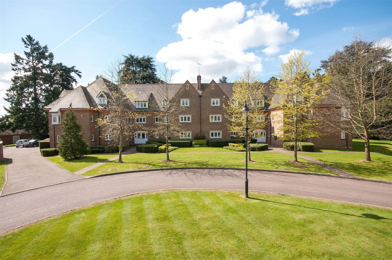 3 bed property to rent, Highacre, RH4