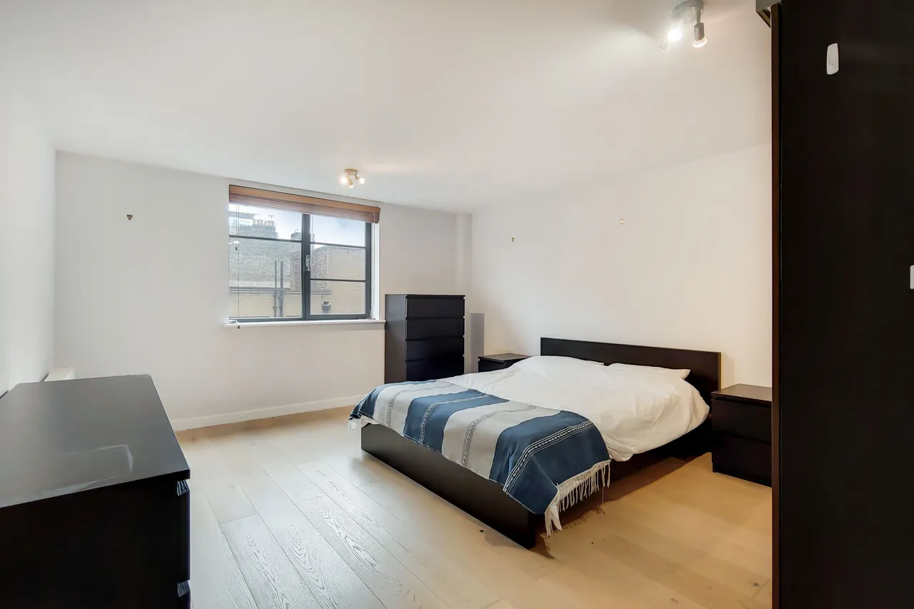 Flat 13, 1-6 Batemans Row, London, photo 3