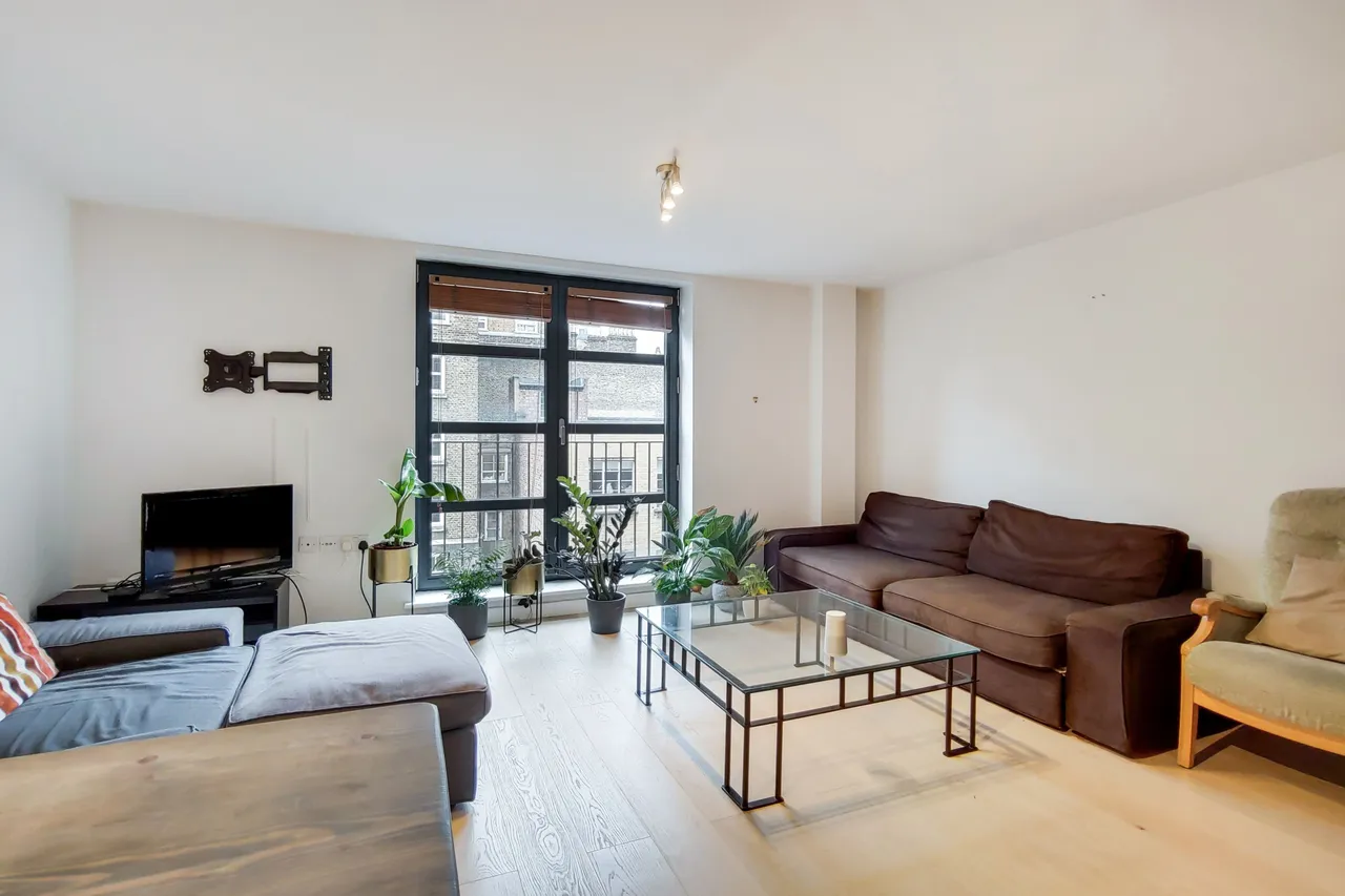 3 bed flat to rent — Flat 13, 1-6 Batemans Row, London