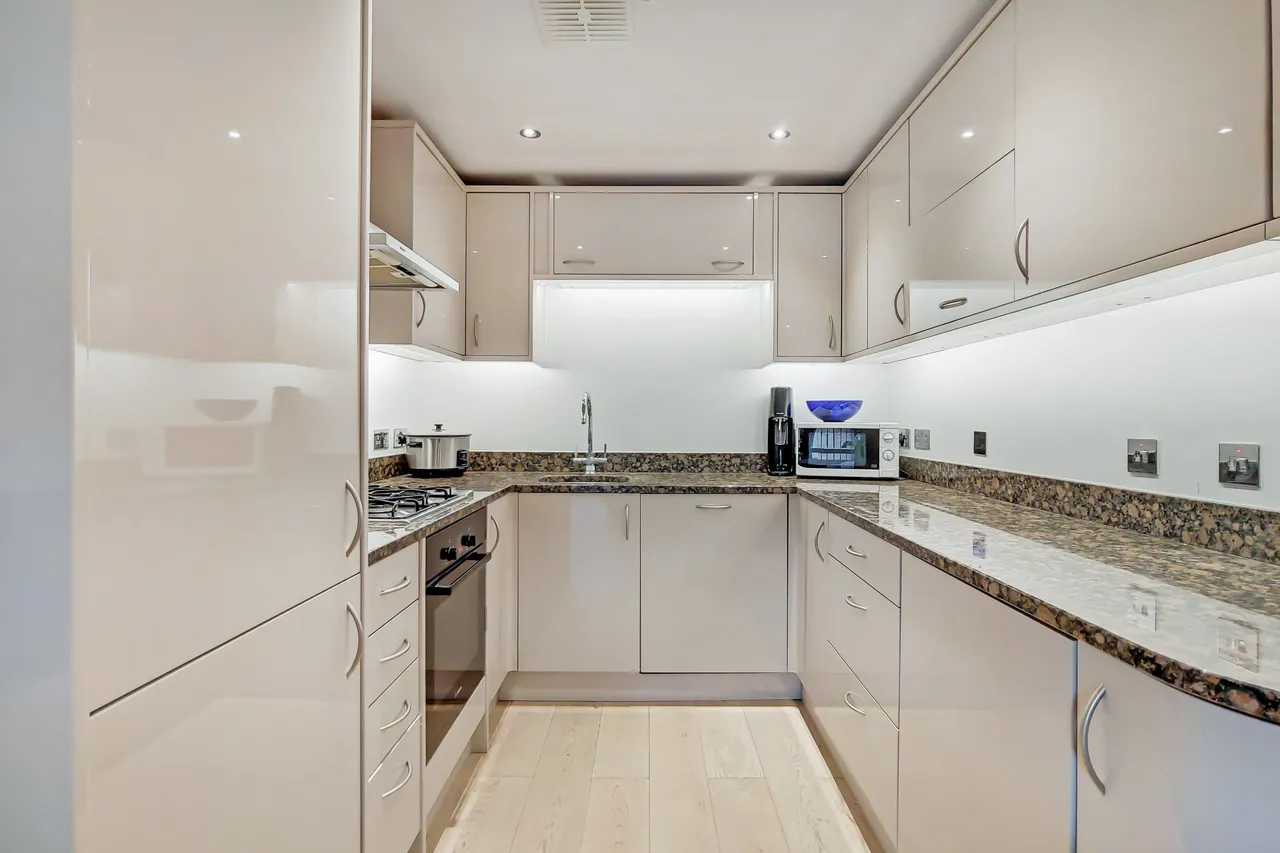 Flat 13, 1-6 Batemans Row, London, photo 4