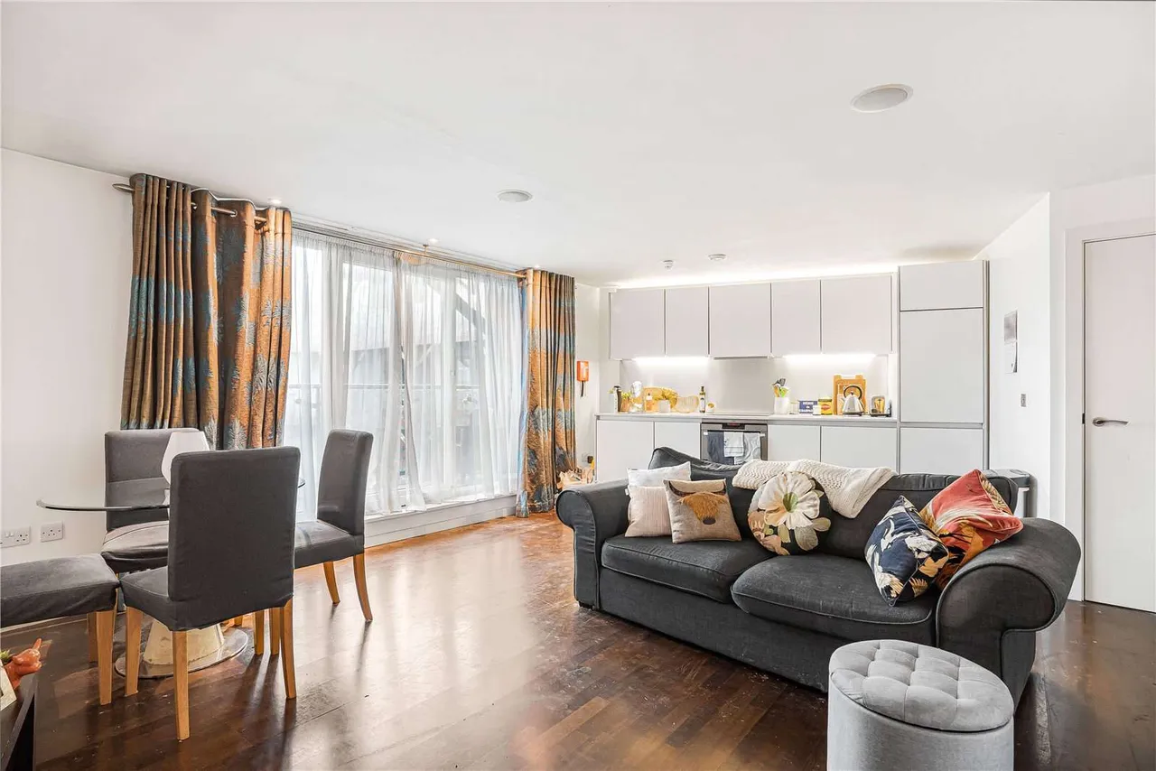 1 bed flat to rent — Islington on the Green, 12A Islington Green, Angel, Islington, London, N1 2XN