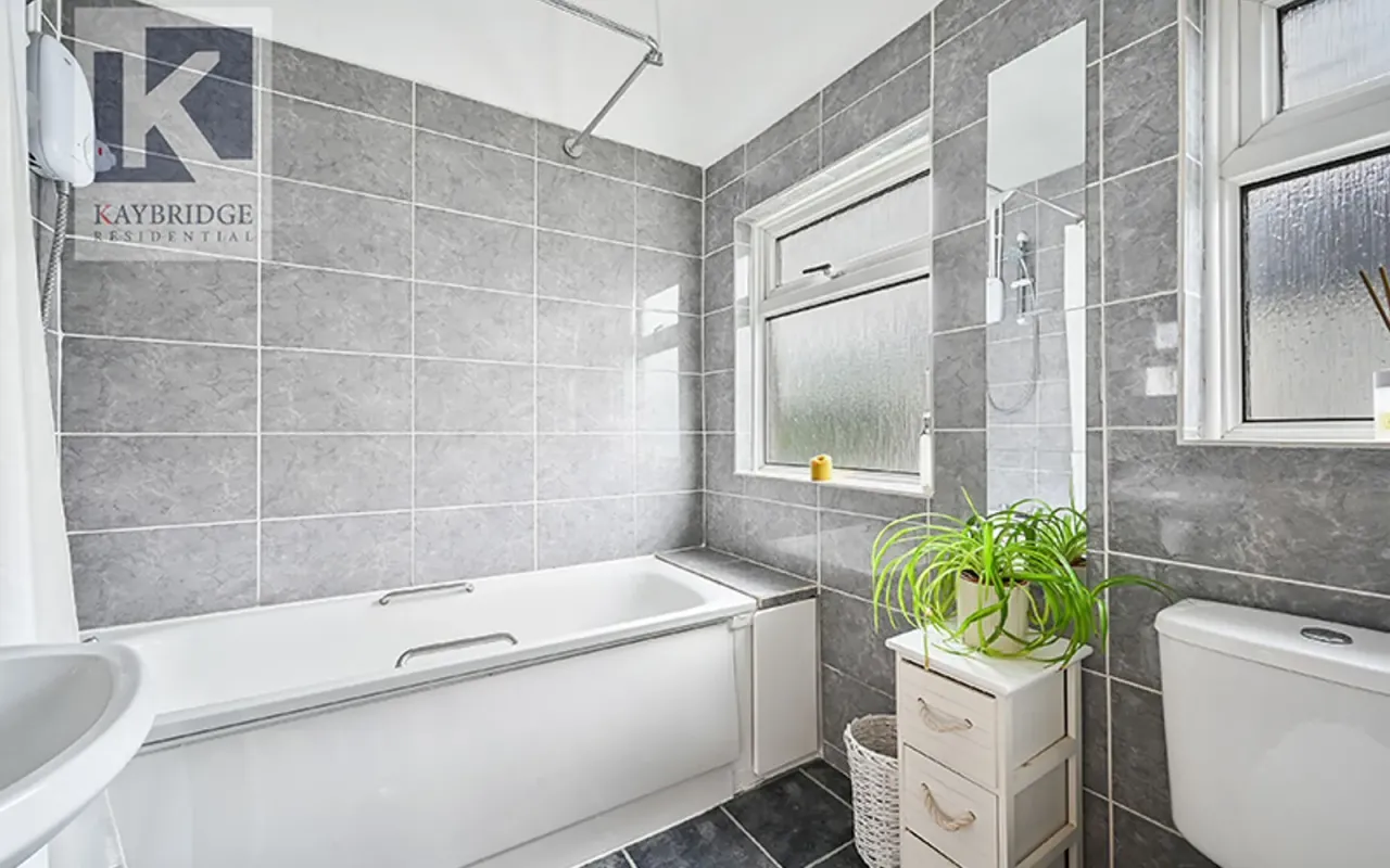Walsingham Gardens, Epsom, KT19, photo 11
