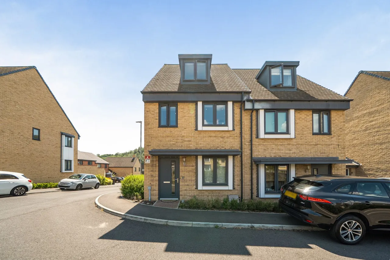 3 bed house for sale — Castle Hill Drive, Swanscombe, DA10