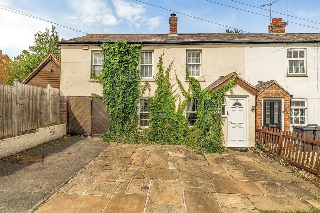 3 bed house for sale, London Road, Bagshot, GU19