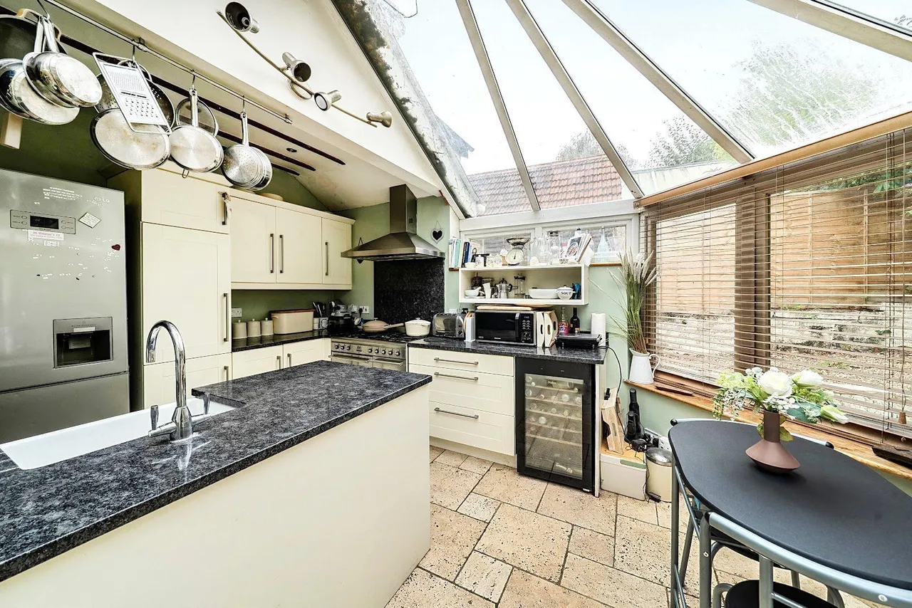 London Road, Bagshot, GU19, photo 5