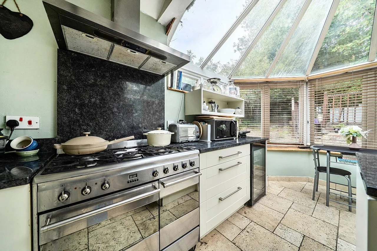 London Road, Bagshot, GU19, photo 13