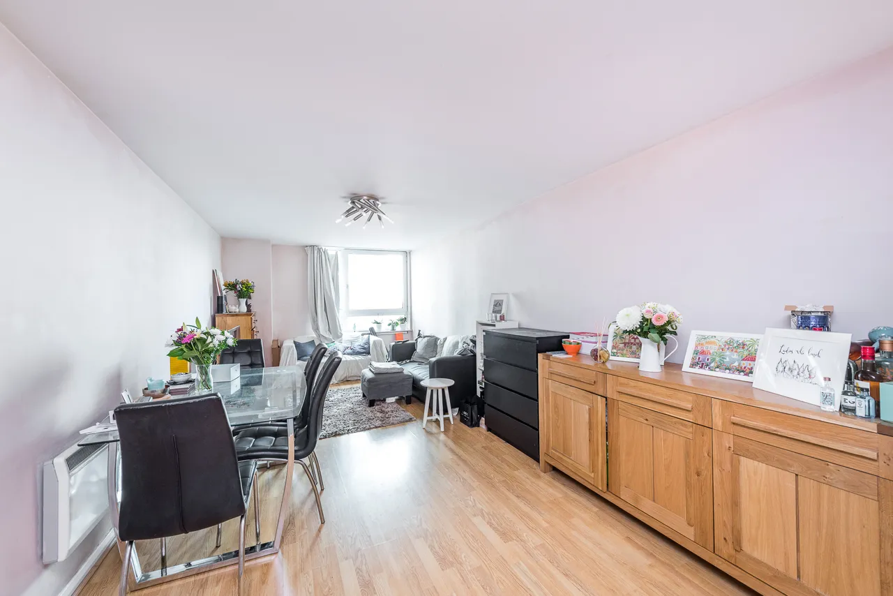 1 bed flat to rent — 574 Hanover House, 7 St George Wharf, London