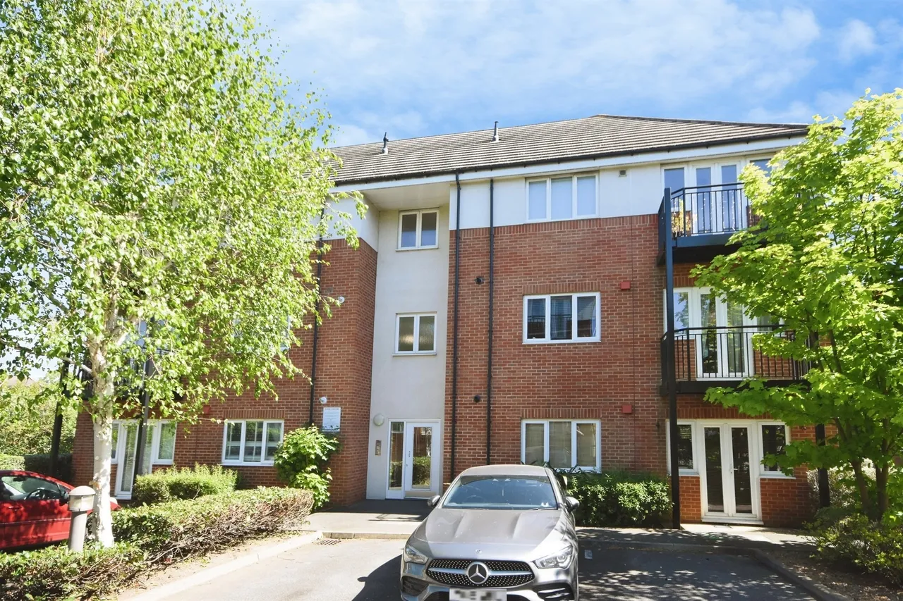 2 bed flat for sale — Thomas Drive, Romford