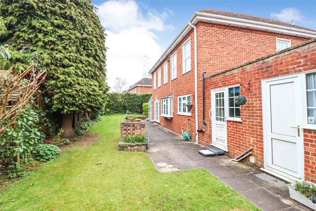 Dinorben Beeches, Fleet, Hampshire, GU52 7SR, photo 14