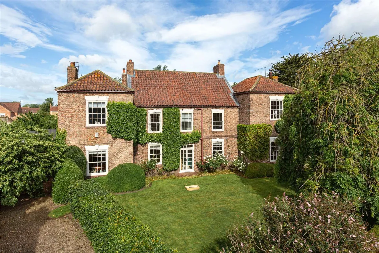 6 bed house for sale — Market Place, Easingwold, York, YO61 3AL