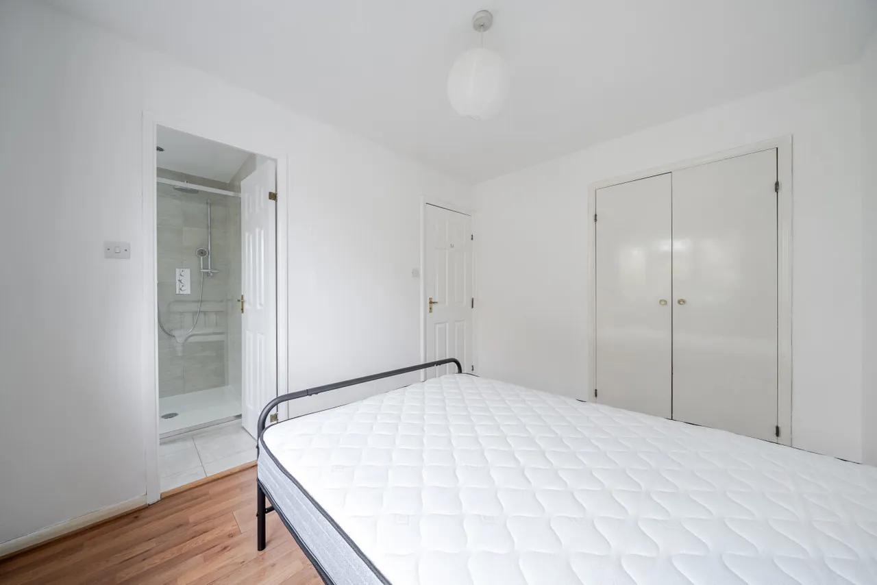Wilson Avenue, Mitcham, Surrey, CR4, photo 8