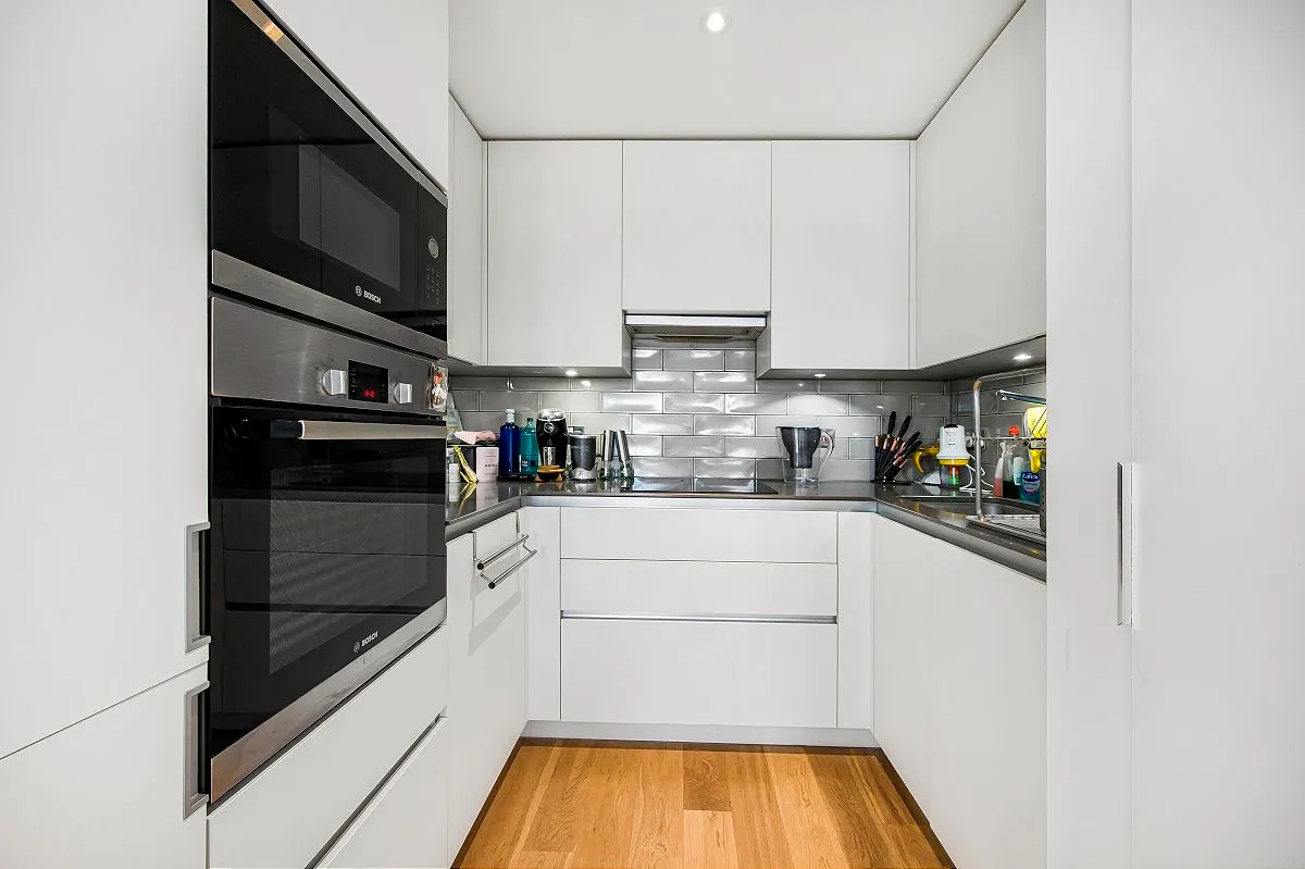 London, E16 1YU, photo 7