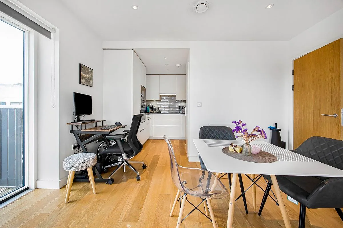 London, E16 1YU, photo 5