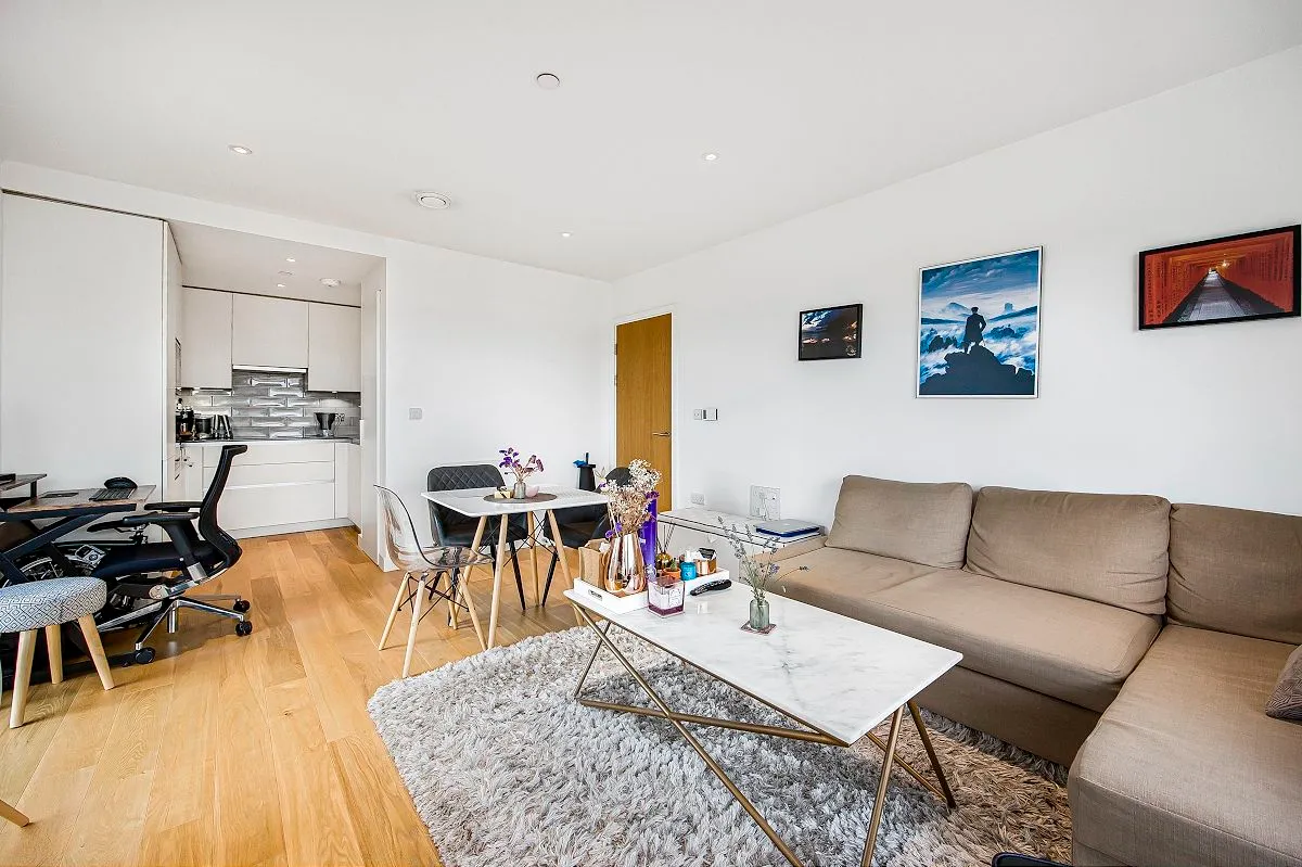 London, E16 1YU, photo 4