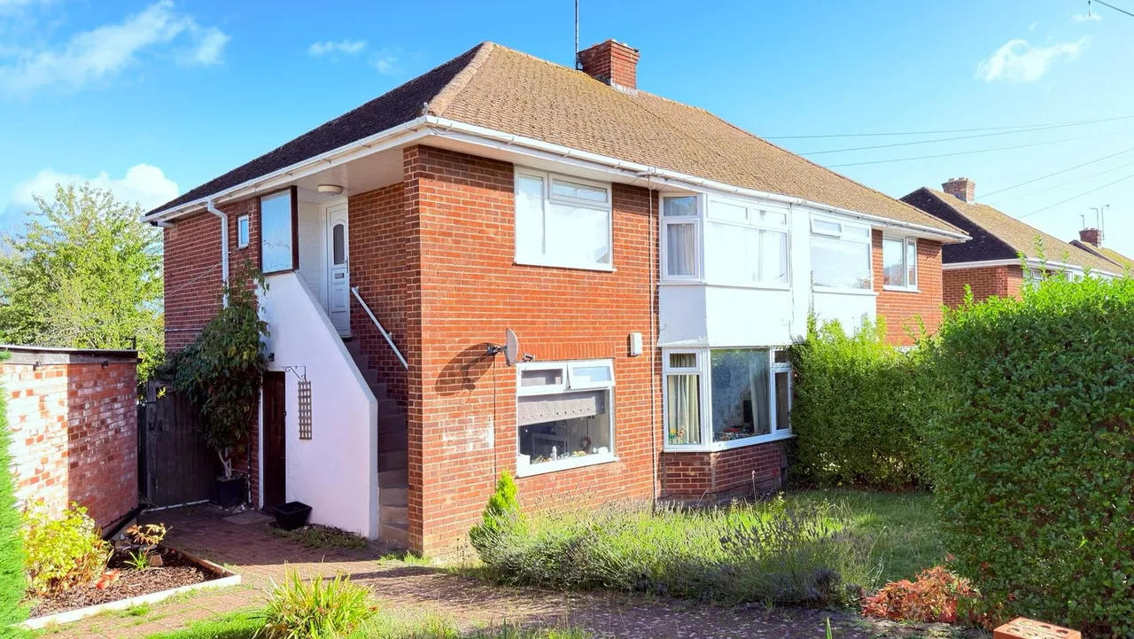 2 bed flat for sale, Winchester Way, Cheltenham, GL51