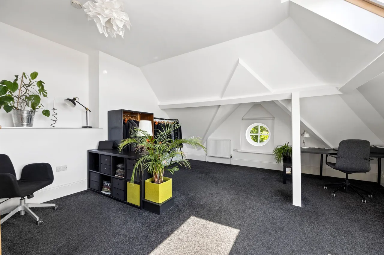 Carfax, Horsham, RH12, photo 15