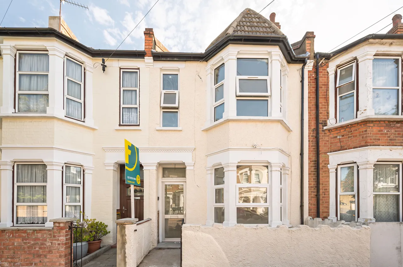 4 bed house to rent — 62 Charlton Road, London