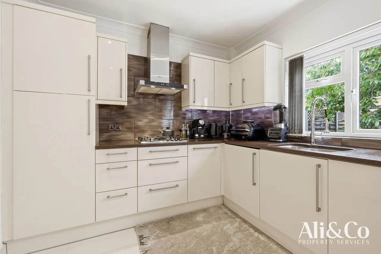 Lodge Lane, Grays, Essex, RM16 2TP, photo 4