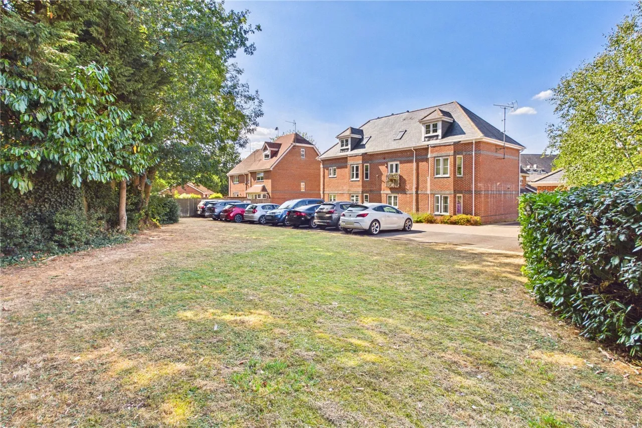 Sandstone Grove, Hermitage, RG18, photo 6