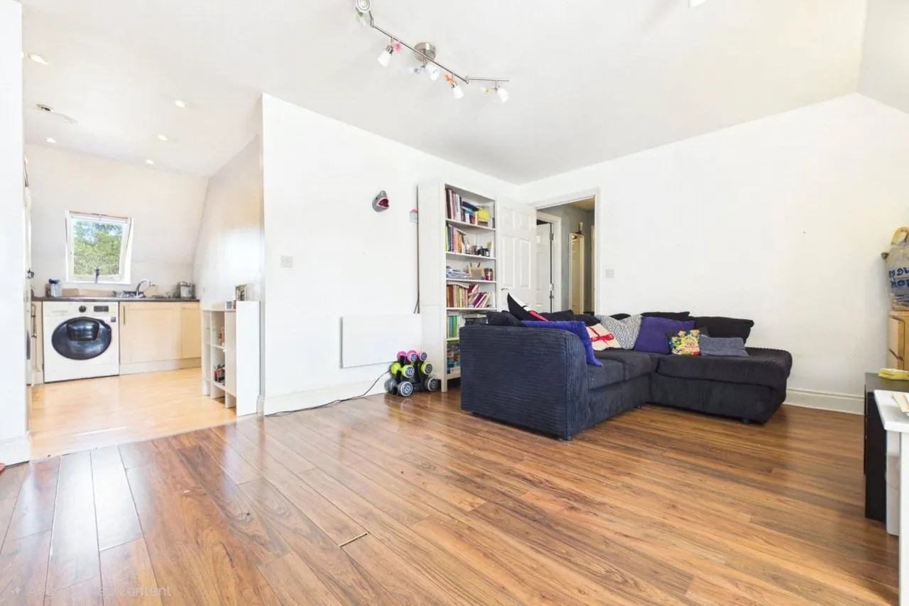Sandstone Grove, Hermitage, RG18, photo 13