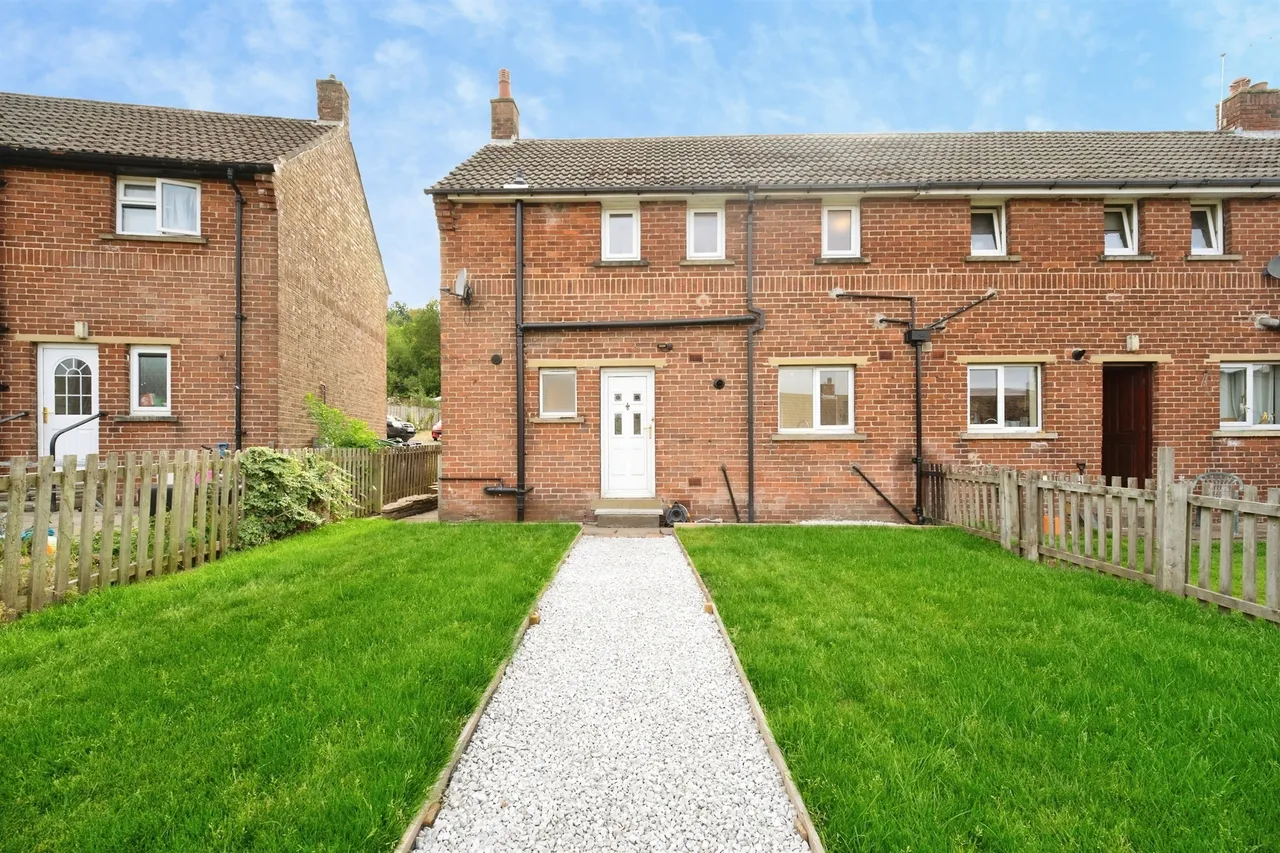3 bed house for sale — Royds Avenue, New Mill, Holmfirth