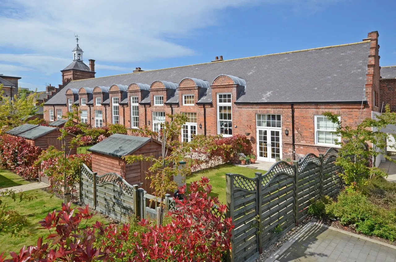 2 bed house to rent, Newborough Street, York, YO30