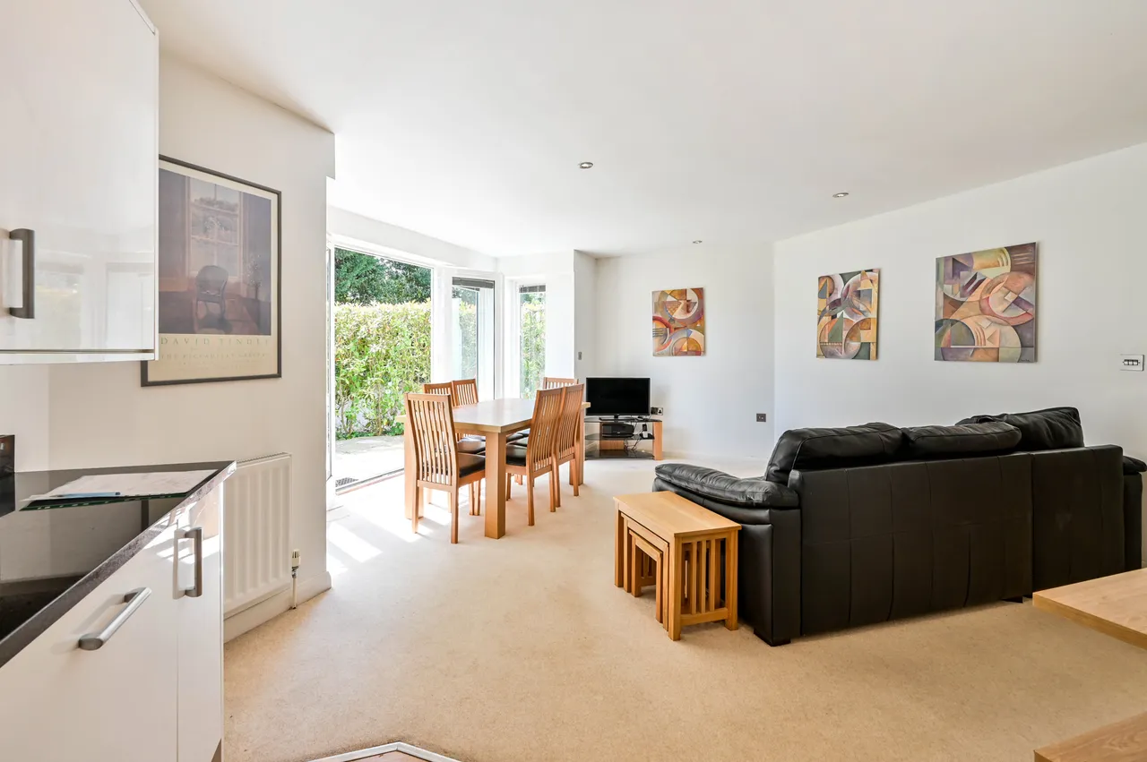 Flat 4, Stansfield Court, 43 Newark Lane, Woking, photo 3