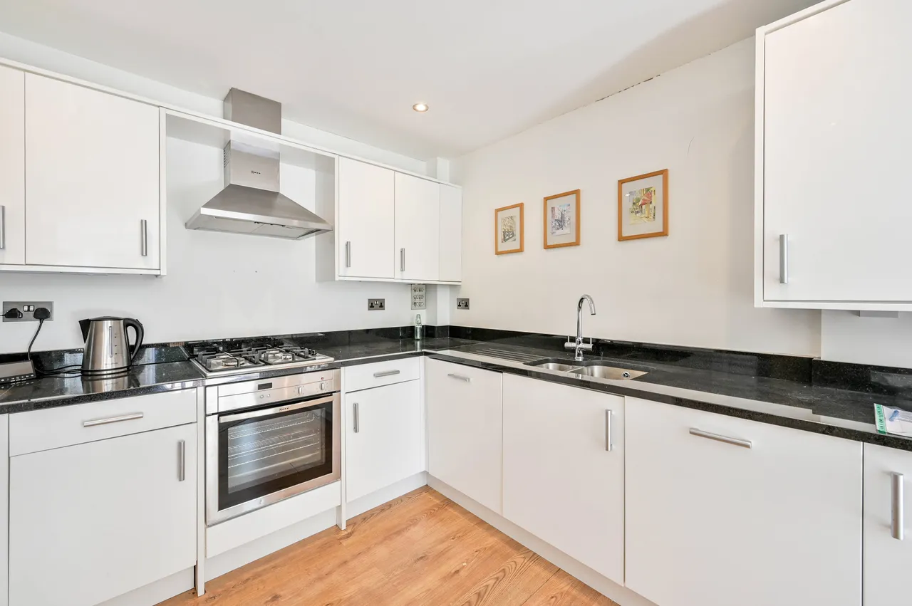 Flat 4, Stansfield Court, 43 Newark Lane, Woking, photo 2