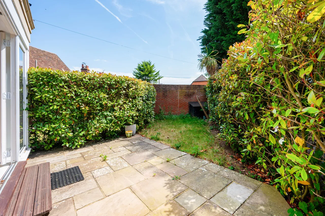 Flat 4, Stansfield Court, 43 Newark Lane, Woking, photo 5
