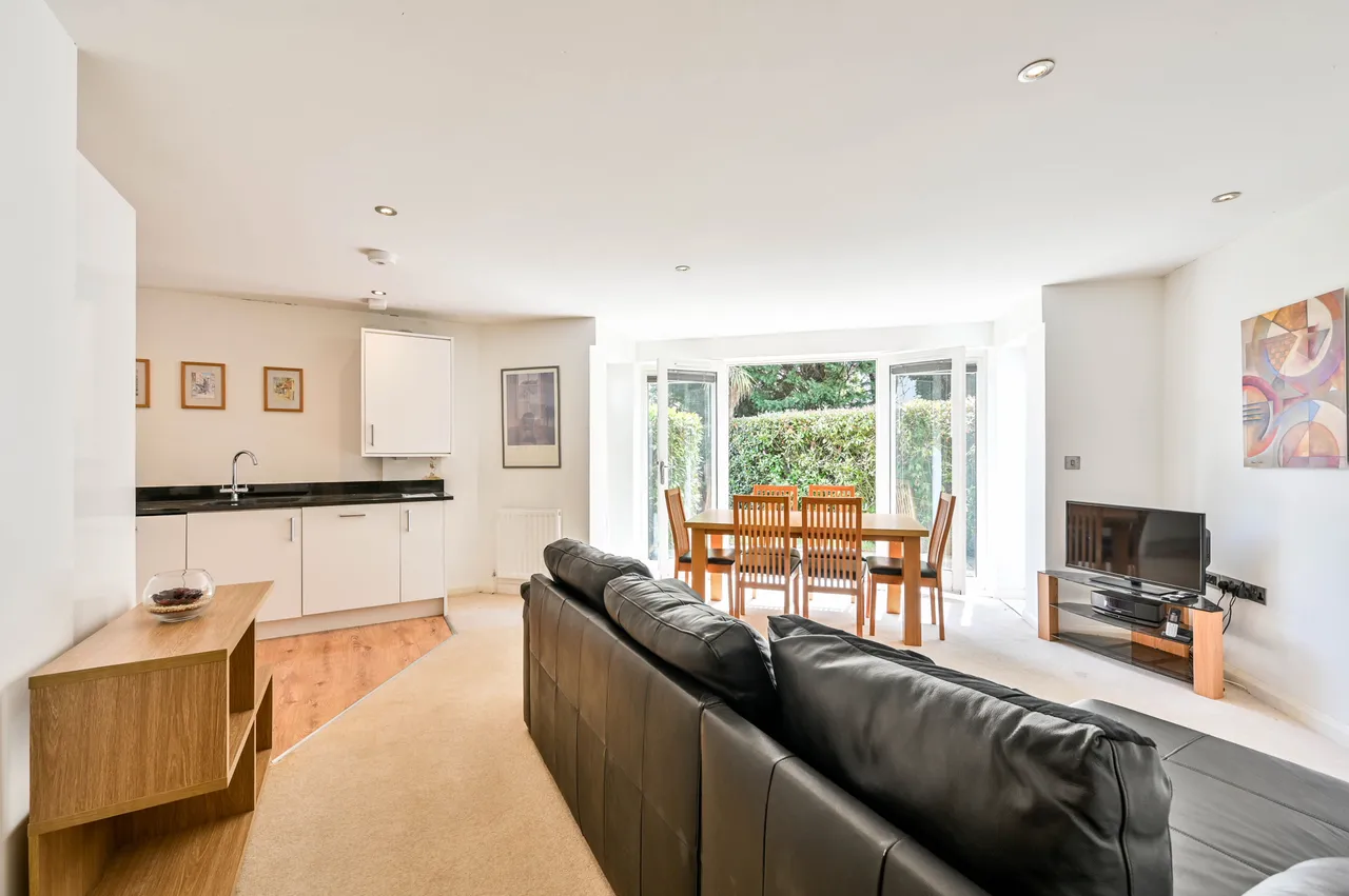 Flat 4, Stansfield Court, 43 Newark Lane, Woking, photo 9
